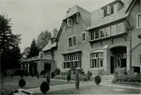 An illustration from American country houses of to-day; an illustrated account of some excellent houses built and gardens planted during the last few years, showing unmistakable influence of the modern trend in ideals architectural (1915)