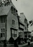 An illustration from American country houses of to-day; an illustrated account of some excellent houses built and gardens planted during the last few years, showing unmistakable influence of the modern trend in ideals architectural (1915)