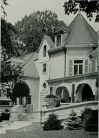 An illustration from American country houses of to-day; an illustrated account of some excellent houses built and gardens planted during the last few years, showing unmistakable influence of the modern trend in ideals architectural (1915)