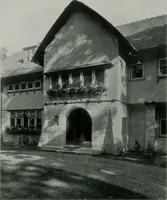 An illustration from American country houses of to-day; an illustrated account of some excellent houses built and gardens planted during the last few years, showing unmistakable influence of the modern trend in ideals architectural (1915)
