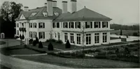 An illustration from American country houses of to-day; an illustrated account of some excellent houses built and gardens planted during the last few years, showing unmistakable influence of the modern trend in ideals architectural (1915)