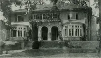 An illustration from American country houses of to-day; an illustrated account of some excellent houses built and gardens planted during the last few years, showing unmistakable influence of the modern trend in ideals architectural (1915)