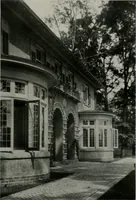 An illustration from American country houses of to-day; an illustrated account of some excellent houses built and gardens planted during the last few years, showing unmistakable influence of the modern trend in ideals architectural (1915)
