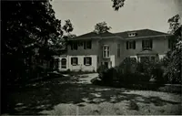 An illustration from American country houses of to-day; an illustrated account of some excellent houses built and gardens planted during the last few years, showing unmistakable influence of the modern trend in ideals architectural (1915)
