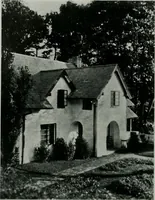 An illustration from American country houses of to-day; an illustrated account of some excellent houses built and gardens planted during the last few years, showing unmistakable influence of the modern trend in ideals architectural (1915)