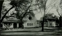 An illustration from American country houses of to-day; an illustrated account of some excellent houses built and gardens planted during the last few years, showing unmistakable influence of the modern trend in ideals architectural (1915)