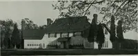 An illustration from American country houses of to-day; an illustrated account of some excellent houses built and gardens planted during the last few years, showing unmistakable influence of the modern trend in ideals architectural (1915)