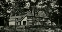 An illustration from American country houses of to-day; an illustrated account of some excellent houses built and gardens planted during the last few years, showing unmistakable influence of the modern trend in ideals architectural (1915)