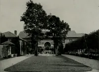 An illustration from American country houses of to-day; an illustrated account of some excellent houses built and gardens planted during the last few years, showing unmistakable influence of the modern trend in ideals architectural (1915)