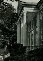 An illustration from American country houses of to-day; an illustrated account of some excellent houses built and gardens planted during the last few years, showing unmistakable influence of the modern trend in ideals architectural (1915)