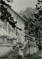 An illustration from American country houses of to-day; an illustrated account of some excellent houses built and gardens planted during the last few years, showing unmistakable influence of the modern trend in ideals architectural (1915)