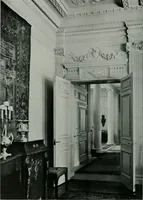 An illustration from American country houses of to-day; an illustrated account of some excellent houses built and gardens planted during the last few years, showing unmistakable influence of the modern trend in ideals architectural (1915)