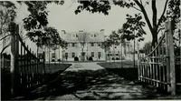 An illustration from American country houses of to-day; an illustrated account of some excellent houses built and gardens planted during the last few years, showing unmistakable influence of the modern trend in ideals architectural (1915)