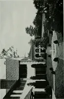 An illustration from American country houses of to-day; an illustrated account of some excellent houses built and gardens planted during the last few years, showing unmistakable influence of the modern trend in ideals architectural (1915)