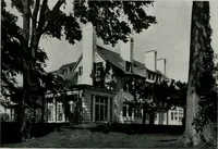 An illustration from American country houses of to-day; an illustrated account of some excellent houses built and gardens planted during the last few years, showing unmistakable influence of the modern trend in ideals architectural (1915)