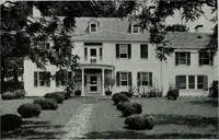 An illustration from American country houses of to-day; an illustrated account of some excellent houses built and gardens planted during the last few years, showing unmistakable influence of the modern trend in ideals architectural (1915)