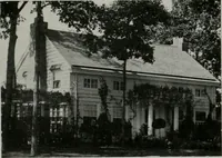 An illustration from American country houses of to-day; an illustrated account of some excellent houses built and gardens planted during the last few years, showing unmistakable influence of the modern trend in ideals architectural (1915)