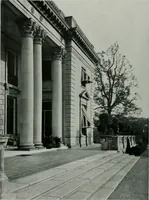 An illustration from American country houses of to-day; an illustrated account of some excellent houses built and gardens planted during the last few years, showing unmistakable influence of the modern trend in ideals architectural (1915)