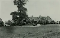 An illustration from American country houses of to-day; an illustrated account of some excellent houses built and gardens planted during the last few years, showing unmistakable influence of the modern trend in ideals architectural (1915)