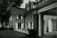 An illustration from American country houses of to-day; an illustrated account of some excellent houses built and gardens planted during the last few years, showing unmistakable influence of the modern trend in ideals architectural (1915)