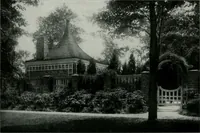 An illustration from American country houses of to-day; an illustrated account of some excellent houses built and gardens planted during the last few years, showing unmistakable influence of the modern trend in ideals architectural (1915)