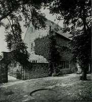 An illustration from American country houses of to-day; an illustrated account of some excellent houses built and gardens planted during the last few years, showing unmistakable influence of the modern trend in ideals architectural (1915)