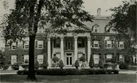 An illustration from American country houses of to-day; an illustrated account of some excellent houses built and gardens planted during the last few years, showing unmistakable influence of the modern trend in ideals architectural (1915)
