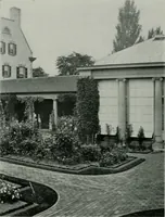 An illustration from American country houses of to-day; an illustrated account of some excellent houses built and gardens planted during the last few years, showing unmistakable influence of the modern trend in ideals architectural (1915)