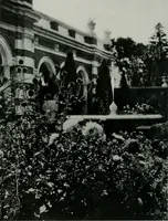 An illustration from American country houses of to-day; an illustrated account of some excellent houses built and gardens planted during the last few years, showing unmistakable influence of the modern trend in ideals architectural (1915)