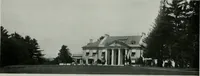An illustration from American country houses of to-day; an illustrated account of some excellent houses built and gardens planted during the last few years, showing unmistakable influence of the modern trend in ideals architectural (1915)