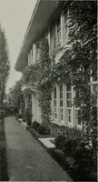 An illustration from American country houses of to-day; an illustrated account of some excellent houses built and gardens planted during the last few years, showing unmistakable influence of the modern trend in ideals architectural (1915)