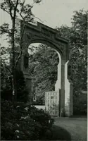 An illustration from American country houses of to-day; an illustrated account of some excellent houses built and gardens planted during the last few years, showing unmistakable influence of the modern trend in ideals architectural (1915)