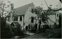 An illustration from American country houses of to-day; an illustrated account of some excellent houses built and gardens planted during the last few years, showing unmistakable influence of the modern trend in ideals architectural (1915)