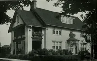 An illustration from American country houses of to-day; an illustrated account of some excellent houses built and gardens planted during the last few years, showing unmistakable influence of the modern trend in ideals architectural (1915)