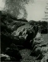 An illustration from American country houses of to-day; an illustrated account of some excellent houses built and gardens planted during the last few years, showing unmistakable influence of the modern trend in ideals architectural (1915)