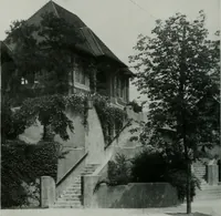 An illustration from American country houses of to-day; an illustrated account of some excellent houses built and gardens planted during the last few years, showing unmistakable influence of the modern trend in ideals architectural (1915)