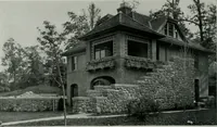 An illustration from American country houses of to-day; an illustrated account of some excellent houses built and gardens planted during the last few years, showing unmistakable influence of the modern trend in ideals architectural (1915)
