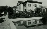 An illustration from American country houses of to-day; an illustrated account of some excellent houses built and gardens planted during the last few years, showing unmistakable influence of the modern trend in ideals architectural (1915)