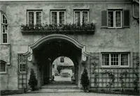 An illustration from American country houses of to-day; an illustrated account of some excellent houses built and gardens planted during the last few years, showing unmistakable influence of the modern trend in ideals architectural (1915)
