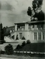 An illustration from American country houses of to-day; an illustrated account of some excellent houses built and gardens planted during the last few years, showing unmistakable influence of the modern trend in ideals architectural (1915)