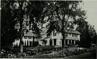 An illustration from American country houses of to-day; an illustrated account of some excellent houses built and gardens planted during the last few years, showing unmistakable influence of the modern trend in ideals architectural (1915)