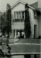 An illustration from American country houses of to-day; an illustrated account of some excellent houses built and gardens planted during the last few years, showing unmistakable influence of the modern trend in ideals architectural (1915)