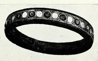 An illustration from Amuleti ed ornamenti con simboli magici della Libia : con otto tavole illustrative (1915)