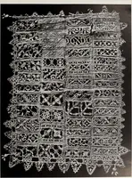 An illustration from Antiche trine italiane : trine ad ago (1908)