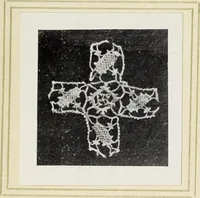 An illustration from Antiche trine italiane : trine ad ago (1908)