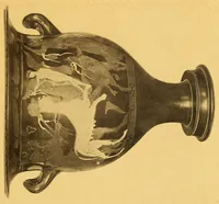 An illustration from Antiquités égyptiennes, grecques & romaines : marbres, bronzes verrerie, céramique, orféverie & objets divers provenant de l'ancienne collection Borelli Bey, appartenent à M. H. dont la vente aura lieu à Paris, Hotel Drouot, les mercredi 11 jeudi 12 et vendredi 13 juin 1913 (1913)