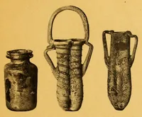 An illustration from Antiquités égyptiennes, grecques & romaines : marbres, bronzes verrerie, céramique, orféverie & objets divers provenant de l'ancienne collection Borelli Bey, appartenent à M. H. dont la vente aura lieu à Paris, Hotel Drouot, les mercredi 11 jeudi 12 et vendredi 13 juin 1913 (1913)