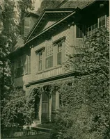 An illustration from An architectural monograph devoted to a comparative study of a group of early American doorways, Part Two: Porches (1921)