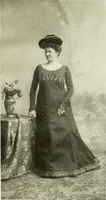 An illustration from Bekleidungskunst und Mode (1918)