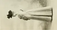 An illustration from Bekleidungskunst und Mode (1918)